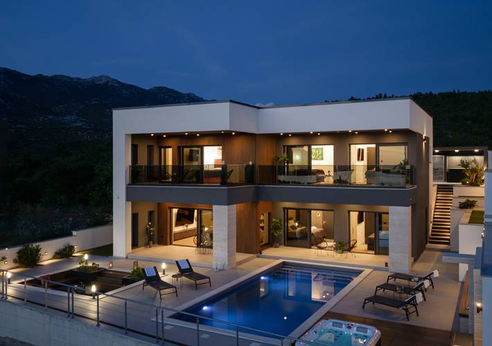 Villa für 12 Personen, mit Meerblick und Balkon sowie Whirlpool und Terrasse in Jasenice