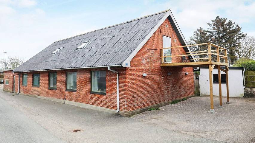 Ferieudlejning for 11 personer, med terrasse i Morsø