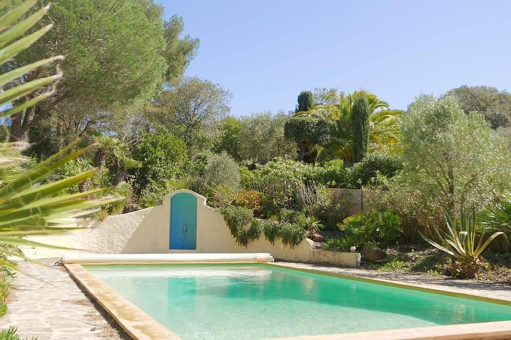 Villa sur la presqu'île de Giens avec piscine et jardin méditerranéen au calme in Hyeres, Parc national de Port-Cros