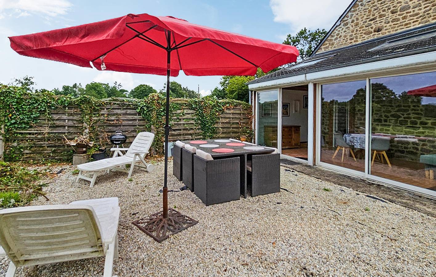 Appartement confortable de 113 m² avec terrasse, place de parking et Wi-Fi in Noyal-sous-Bazouges, Fougères-Vitré