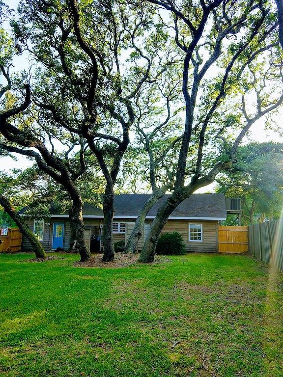 Adorable Cottage am Meer - Meerblick - 1/2 Block zu Fuß zum Strand - eingezäunten Hof in Yaupon Beach, Oak Island (NC)