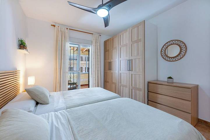House 2 minutes from the beach. Furnished terrace, barbecue and sea and mountain views in Benalmádena Costa, Benalmádena