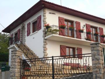 Gîte pour 6 personnes, avec vue et jardin dans Aincille