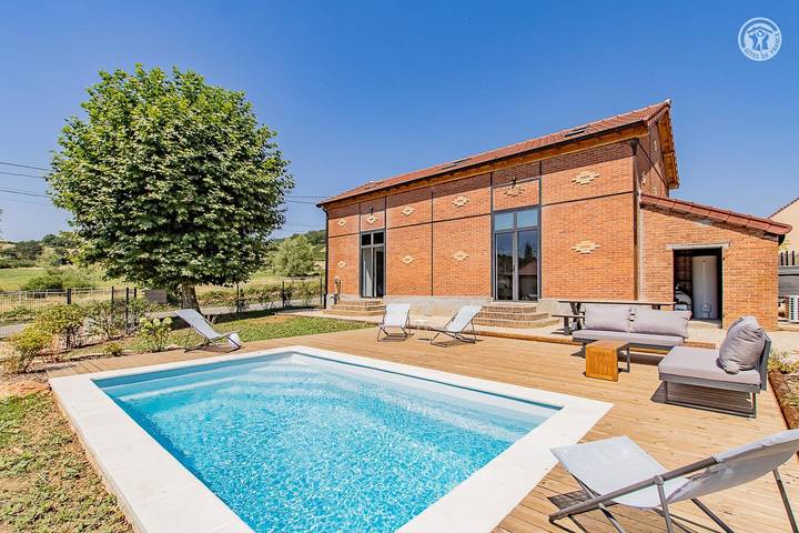 Gîte pour 8 personnes, avec Jacuzzi et Terrasse ainsi que Jardin et Piscine