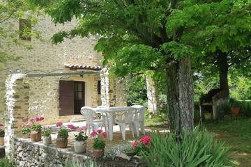 Gîte pour 8 personnes, avec jardin et terrasse à Lurs