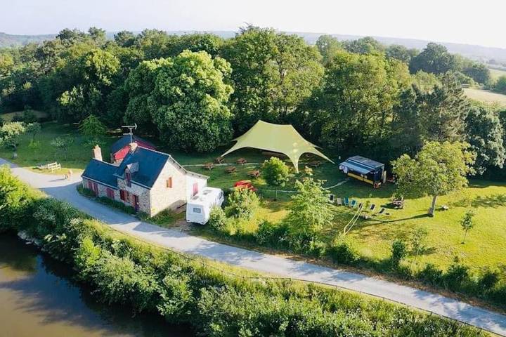 Gîte pour 12 personnes, avec terrasse ainsi que jardin et vue à Avessac
