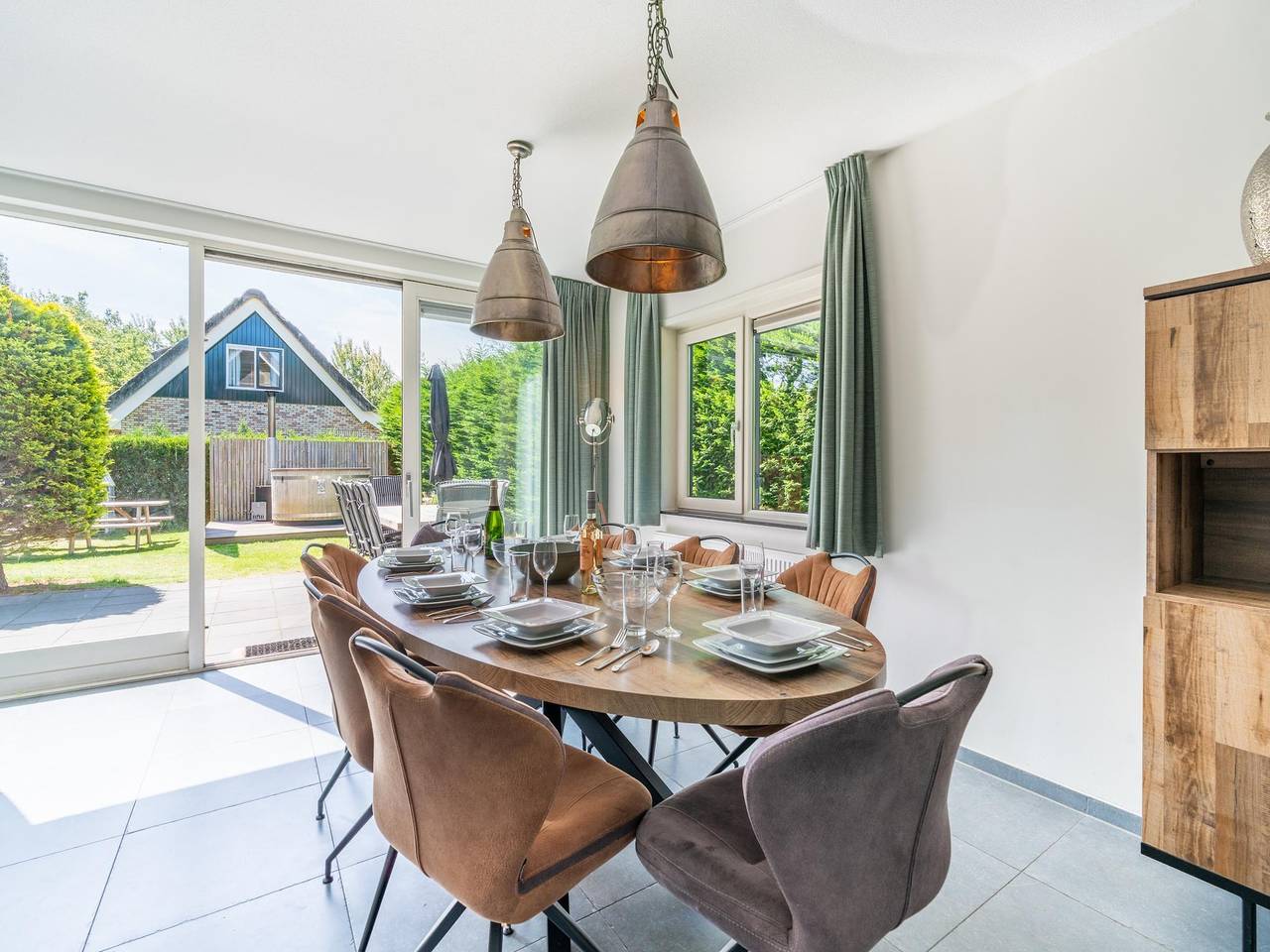 Luxe 8-persoons vakantievilla met biodiesel hottub in De Koog, Nederlandse waddeneilanden