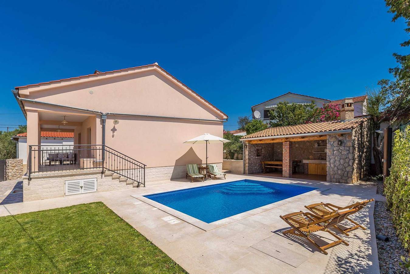 Charmantes Ferienhaus Villa Vita mit privatem Pool in Pinezici, Krk