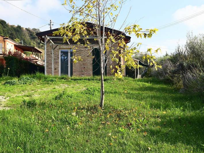Agriturismo per 5 persone, con piscina e giardino, adatto a famiglie con bambini in Provincia di Fermo