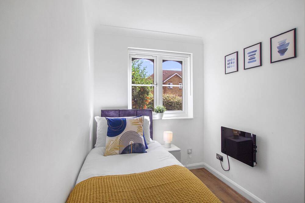 Entire apartment, Modern 2 bedroom apartment with private parking. in Slough, Berkshire