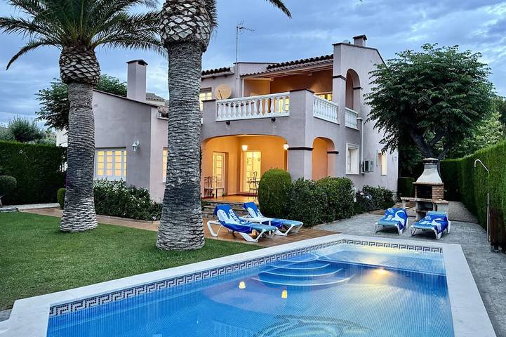 Villa pour 8 personnes, avec Balcon et Terrasse ainsi que Jardin et Piscine à Miami Platja