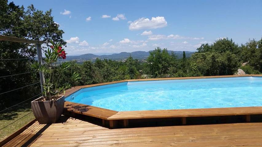 Location de vacances pour 6 personnes, avec piscine ainsi que vue et jardin à Saint-Privat-de-Champclos