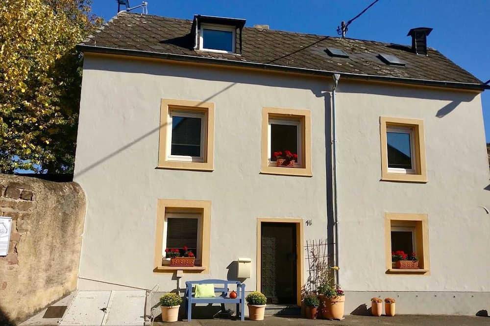 Entire apartment, Idyllic holiday home Trier - a holiday home in Trier, Moseleifel