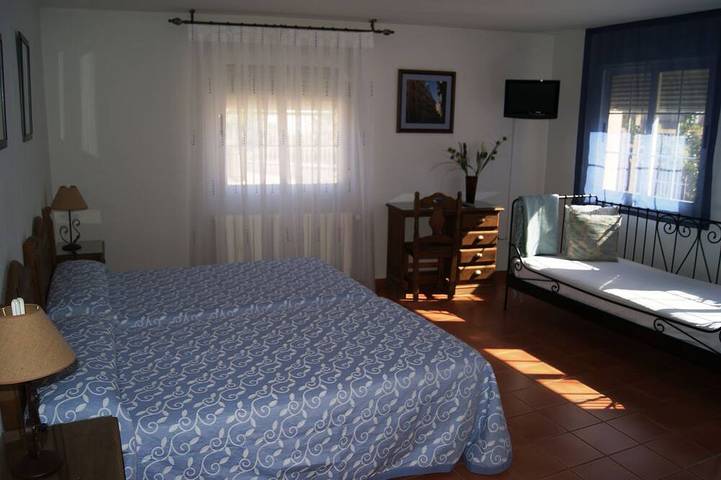 Rural House The Willow. 2.5 km from the city of Cuenca. Groups of up to 23 people in Cuenca, Cuenca Provinz