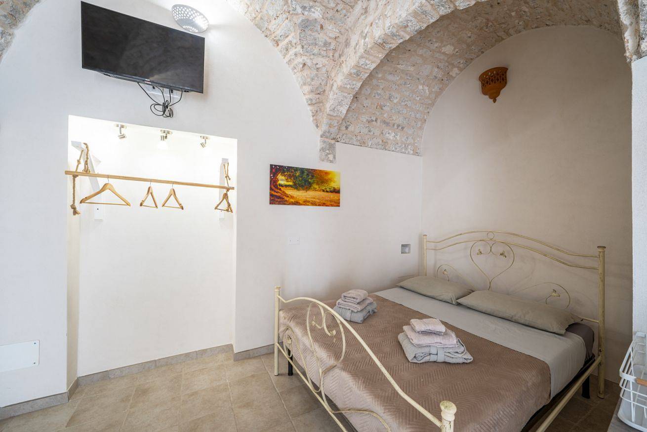 Jacuzzi Iv Monte – romantic studio with indoor hot tub in the heart of Ceglie in Ceglie Messapica, Salento