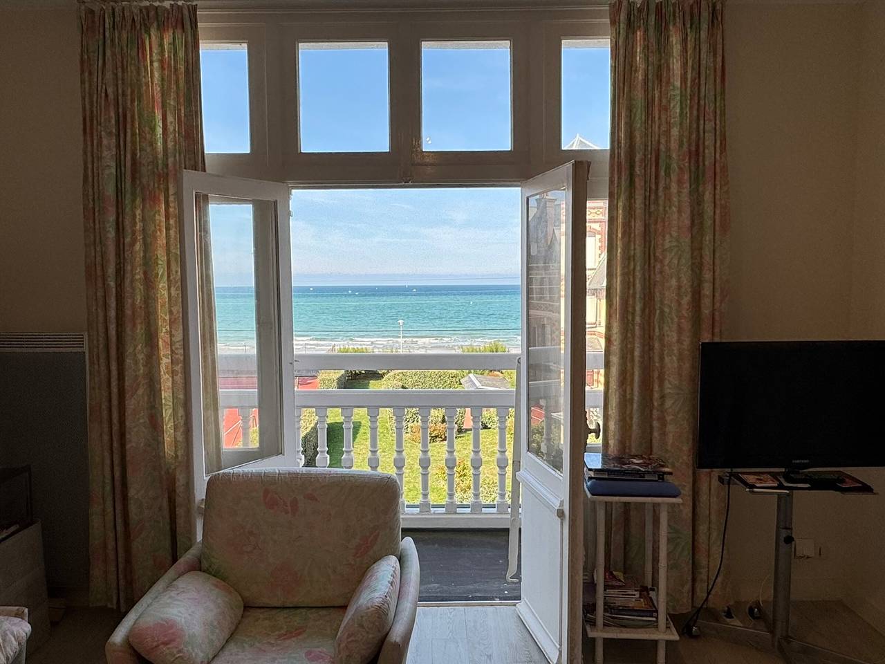 Entire apartment, 2-Bedroom Sea View Apartment in Houlgate in Saint-Sauveur-de-la-Mer, Lisieux region