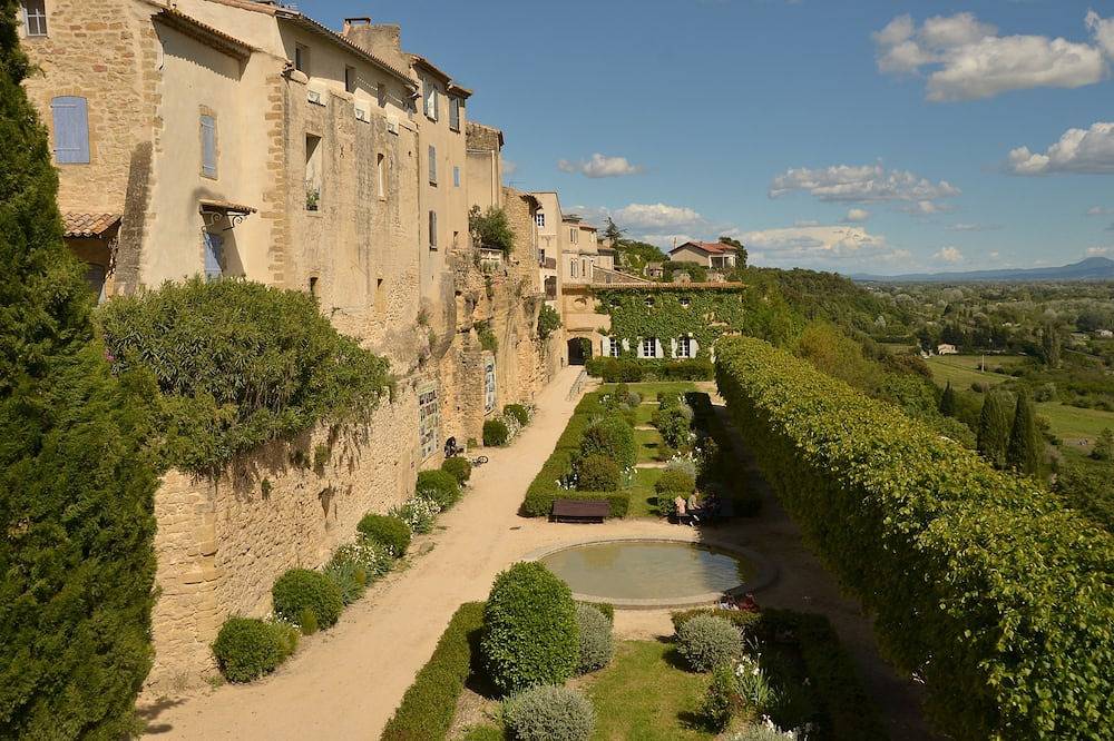 Entire apartment, Luberon - Elegant Private/ Privé Studio with aircon/clim - free wifi in Lauris, Parc naturel régional du Luberon