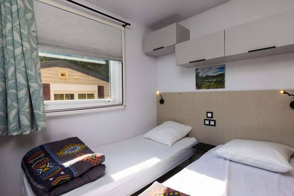 Spacious mobile home with terrace for 8 people in Lézignan-Corbières, Narbonne region