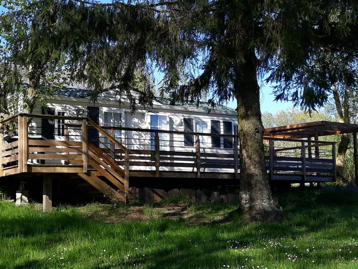 Mobil home pour 4 personnes, avec terrasse et vue sur le lac dans Lac de Pareloup