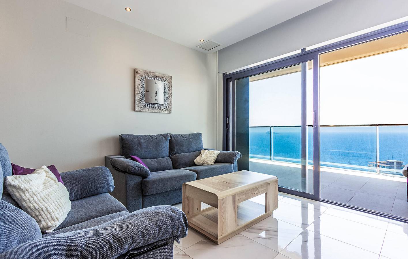 Apartamento de férias inteiro, Apartamento com vista para o mar, com piscina e estacionamento, a 300 metros da Playa de Poniente in Benidorm, Costa Blanca