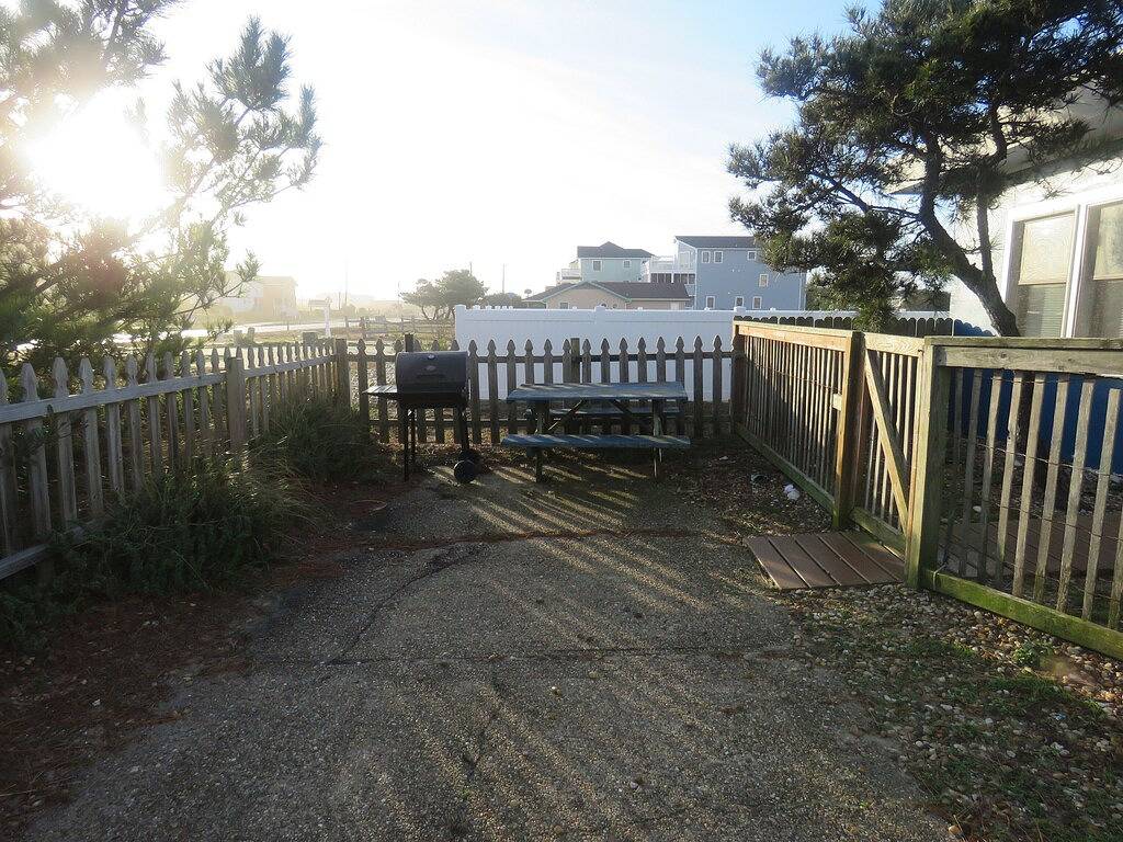 Alles auf einer Ebene und direkt gegenüber vom Meer / Private Boardwalk zum Strand in Whalebone, Nags Head