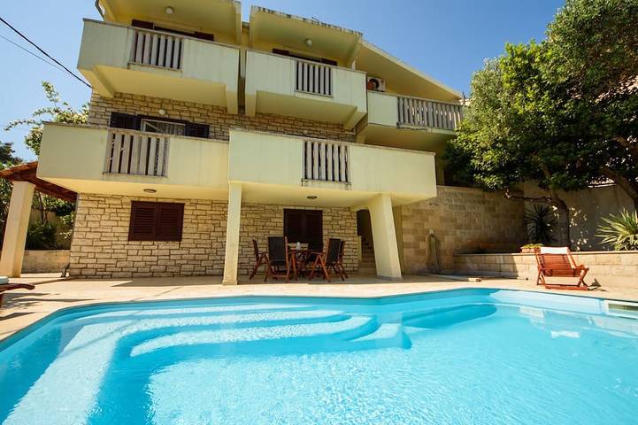 Casa de vacaciones para 10 personas, con piscina además de terraza y jardín, Se admiten mascotas - 1
