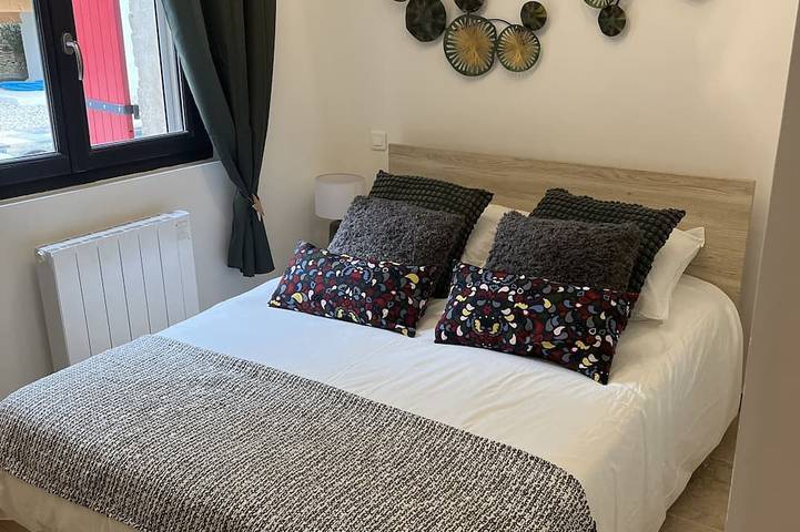 Location de vacances pour 12 personnes, avec jardin ainsi que piscine et terrasse à Faucon - 2