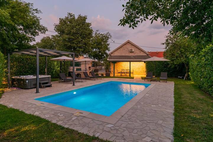 Villa für 6 Personen, mit Garten und Whirlpool - 1
