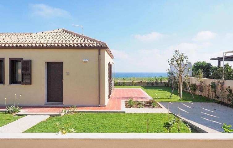 Apartamento con vistas al mar, aire acondicionado, aparcamiento, terraza y WiFi - 1 km de la playa de Maganuco in Marina di Modica, Módica