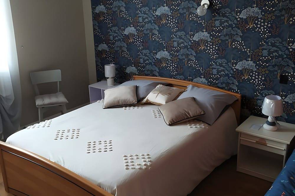 Chambre d’hôtes « Les Camélias » avec terrasse partagée et jardin privé in Orval, Région de Coutances