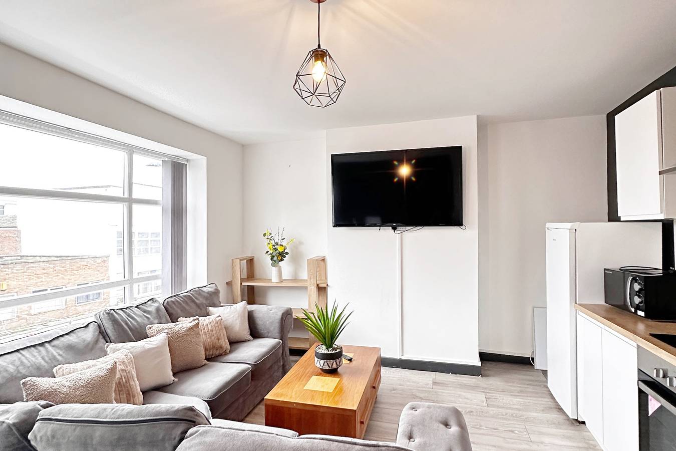 Entire holiday apartment, Willow Suite - 3br - Sleeps 8 - Central Blackpool in Blackpool Pleasure Beach, North West England