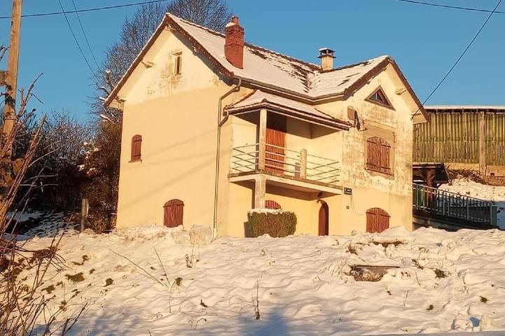 Single-story detached house at the foot of a mountain pass, with a bike garage and a small terrace in Plateau d'Hauteville, Belley