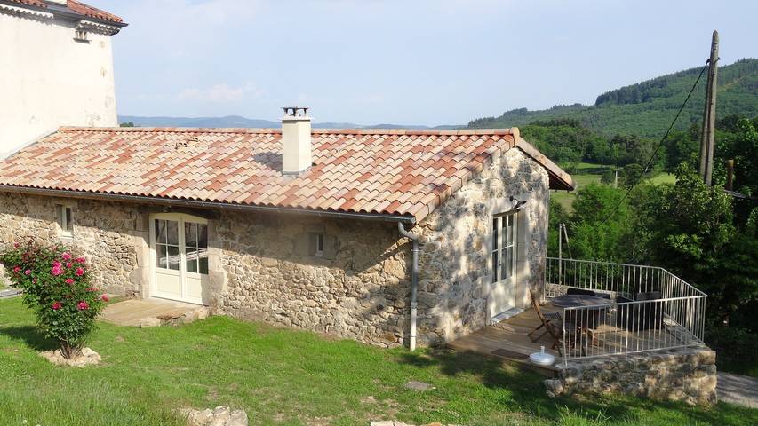 Gîte pour 2 personnes, avec jardin ainsi que piscine et balcon à Saint-Jean-Chambre