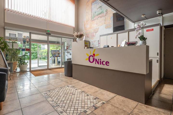Hôtel pour 2 personnes, avec Terrasse et Vue à Saintes - 2