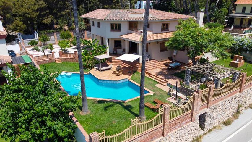Casa rural para 14 personas, con balcón además de jardín y piscina en Villanueva y Geltrú