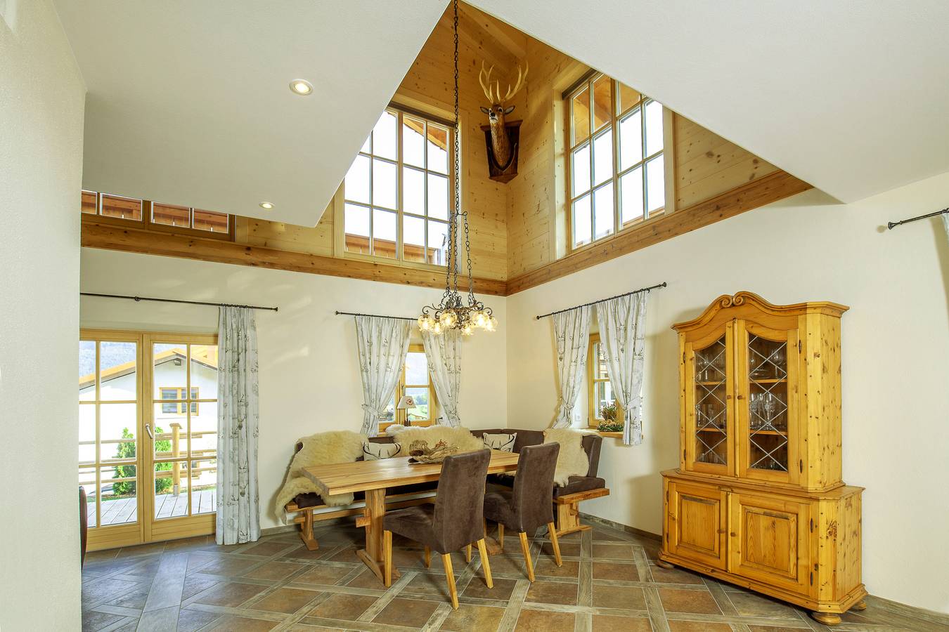 Chalet unter weissblauem Himmel - Exclusives Ferienhaus für bis zu 8 Pers., Wellnesbereich, Terrasse, Garten, Carport in Reit im Winkl, Bayerische Alpen