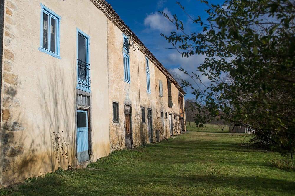 Ancienne ferme au milieu des champs près d'une voie verte in Baulou, Parc naturel régional des Pyrénées ariégeoises