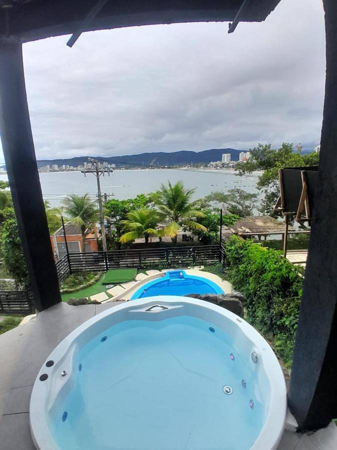 Casas e apartamentos de temporada para 2 pessoas, com piscina e jacuzzi e ainda balcão em Tortuga (Guarujá)