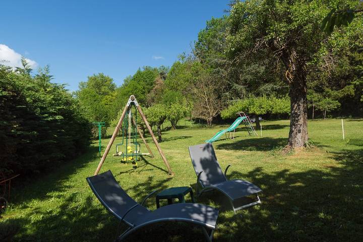 Gîte pour 7 personnes, avec jardin ainsi que terrasse et piscine dans Quet-en-Beaumont
