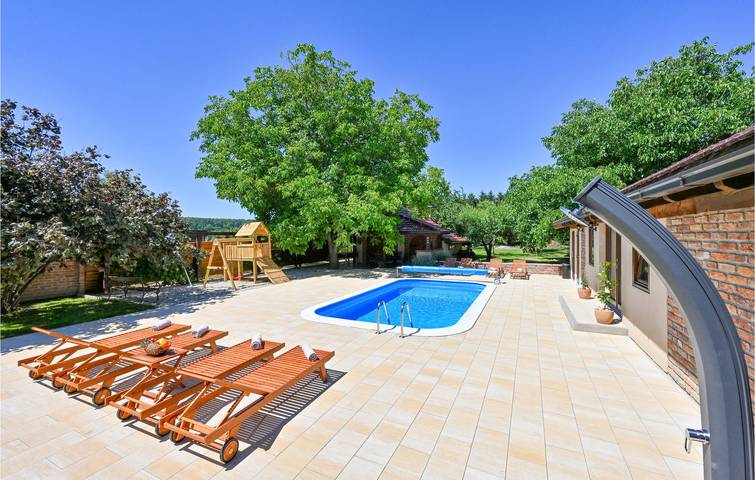 Reizende 2-Zimmer-Wohnung mit Pool, WLAN und Terrasse in der Nähe des Stadtzentrums von Bjelovar in Bjelovar-Bilogora