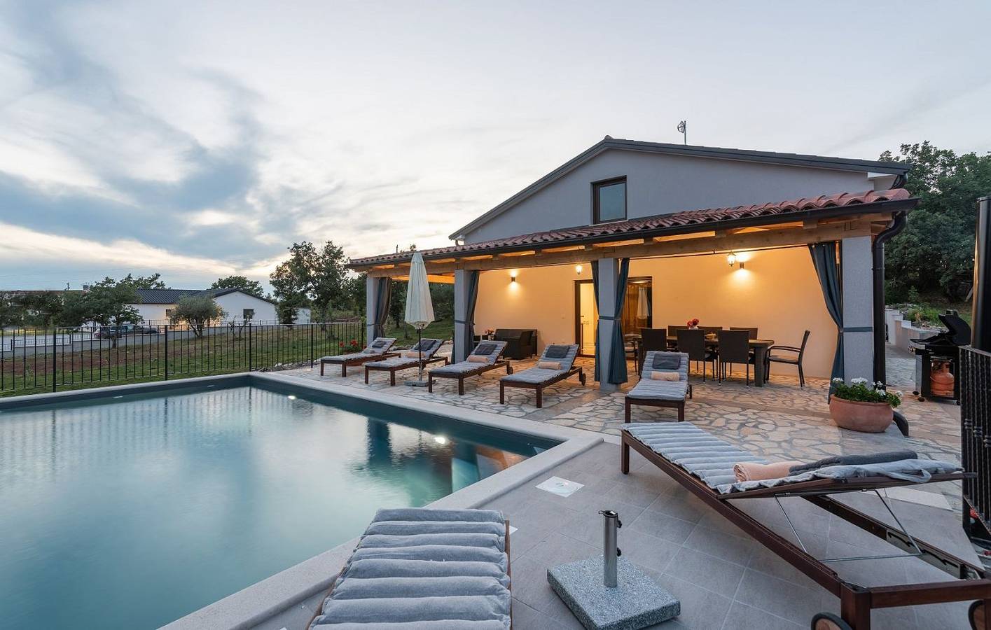 Hundefreundliche Finca mit beheiztem Privatpool, Lounge-Bereich, Grill, Waschmaschine in Buje, Zentralistrien