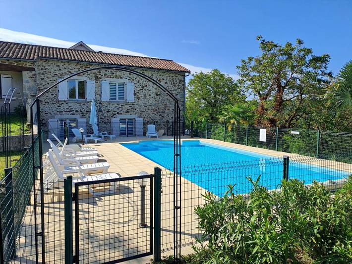 Gîte pour 8 personnes, avec Terrasse ainsi que Jardin et Piscine à Latouille-Lentillac