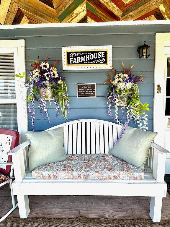 Darling Farmhouse Upstairs 1 Bedroom & Kitchenette Master Suite. Walk Downtown! in Prescott, Yavapai County