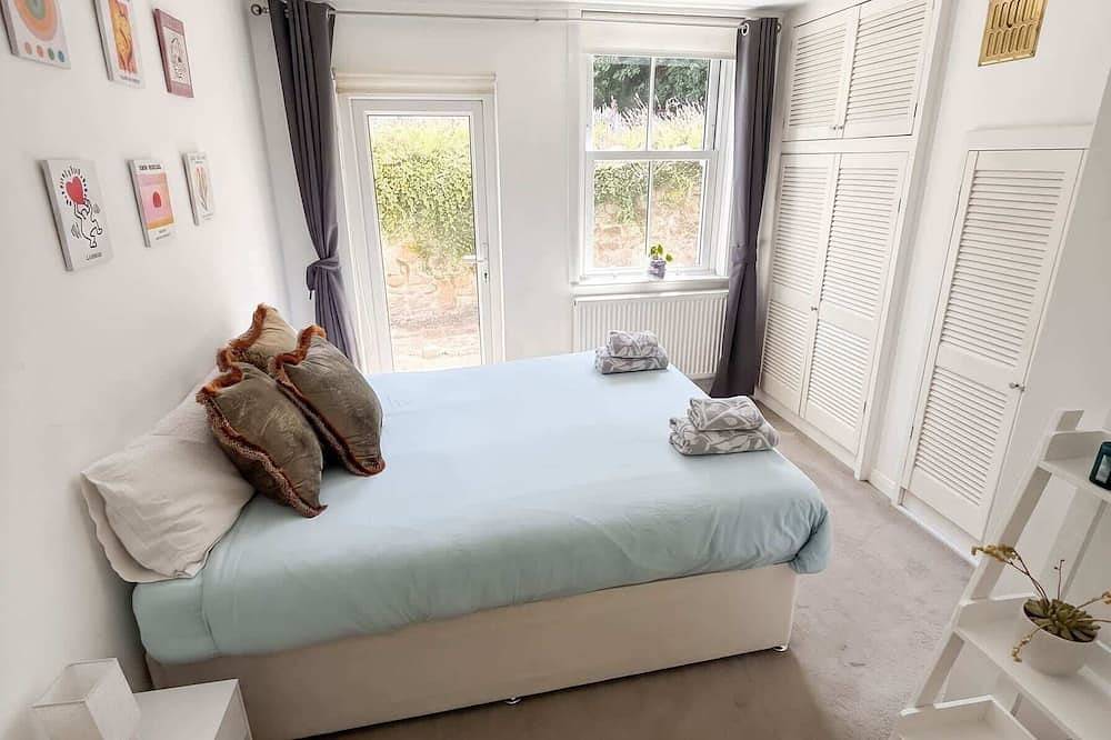 Entire apartment, Spacious 2-Bed Period Garden Flat, Central Guildford in Guildford, Surrey