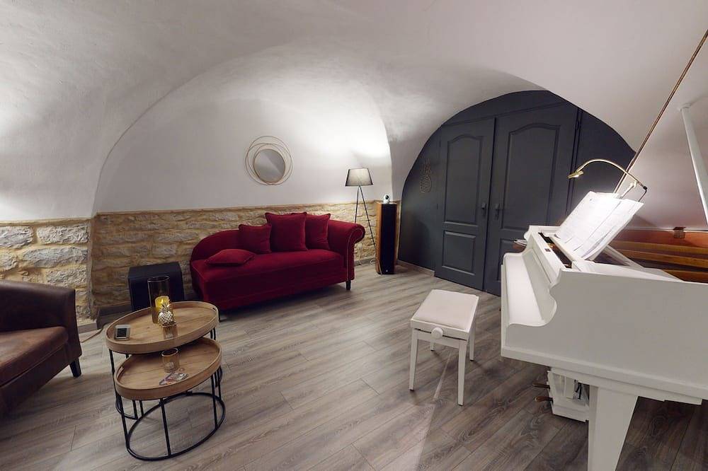Room with private access to Pool-Jacuzzi, Sauna, Billiards tables in Congénies, Region de Nimes