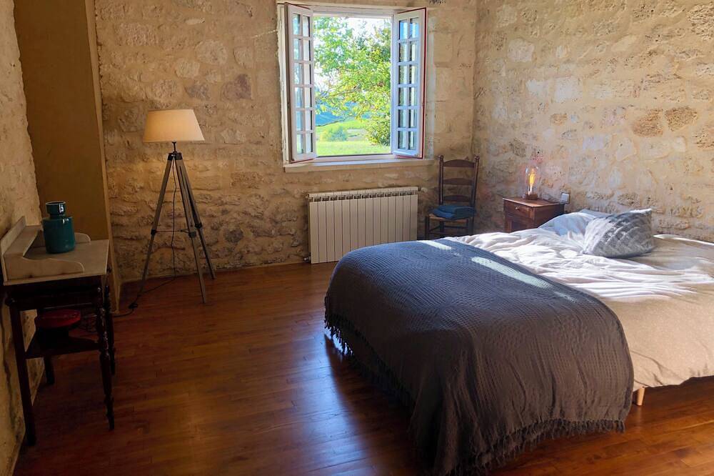 Une belle maison en pierre, vue magnifique sur les vignes et près de St Émilion in Gardegan-et-Tourtirac, Région de Libourne