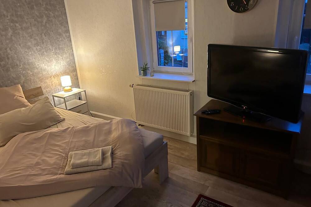 Ganze Wohnung, Schöne, gemütliche Unterkunft mit separaten Zimmern,Gemeinschaftsküche und -bad in Langgöns, Lahntal