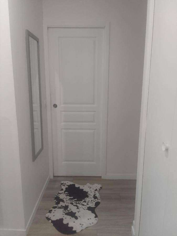 Appartement entier, Studio Apartment in Sarcelles, Val-d'Oise