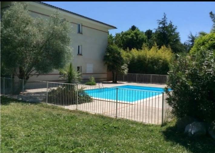 Gîte pour 2 personnes, avec vue ainsi que balcon et piscine à Launaguet - 2