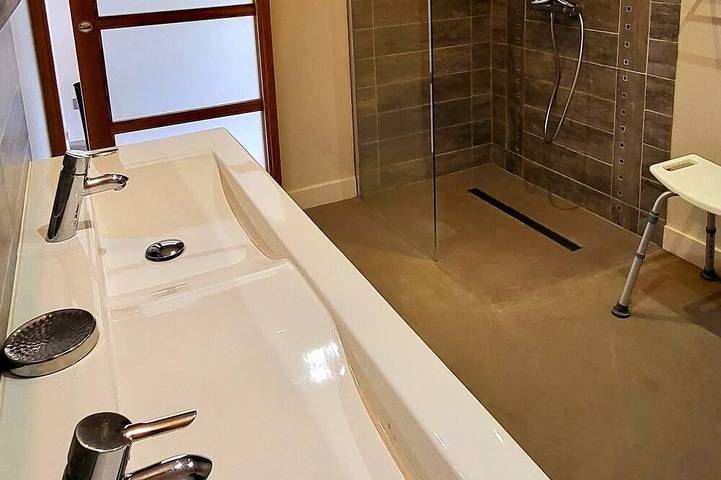 Gîte pour 8 personnes, avec terrasse et jardin ainsi que jacuzzi et piscine à Servon - 3